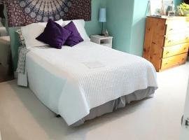 Custom finished, warm, relaxing room，位于科灵伍德的酒店