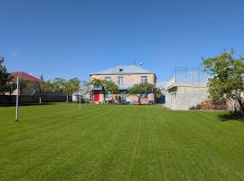 PATATES Guesthouse - Private Villa with Garden Near Lake Sevan, Martuni，位于Martuni的度假短租房