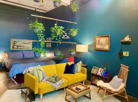 Downtown Lynchburg, Vintage Courtyard Loft, Va，位于林奇堡的酒店