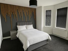 Modern 8-Room Ensuite House with Shared Lounge and Kitchen，位于威森肖的酒店