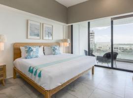 Modern Lakeview Condo with Pool and Gym by LAHOS，位于梅里达的酒店