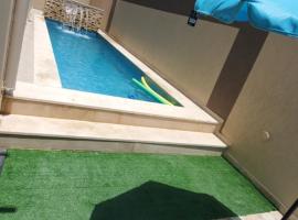 Maison avec piscine，位于Shanīnī的酒店