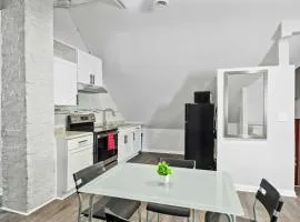 Cozy 2-Bed Urban Retreat in Downtown Detroit Private