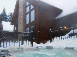 Prestige In Nature Hot tub 15min Ski resort Luxury Master Bedroom Wifi Games & more !，位于Saint Adolphe D'Howard的木屋