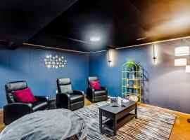 Theater, King&PoolTable with PrivateHotTub，位于威奇托的酒店