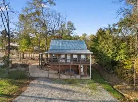 Trails End Cabin with a hot tub fire pit & indoor pool