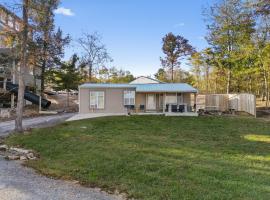 This is IT Cabin with a hot tub fire pit & indoor pool，位于Bryant的酒店