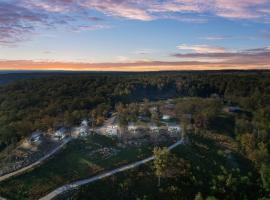 Hill's HideAway with a hot tub & great views，位于Bryant的酒店