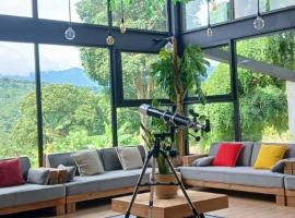 Mansion en Granja Orgánica Piscina Climatizada，位于圣达菲的酒店