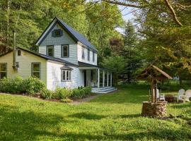 Historic Catskills Farmhouse Cottage by Belleayre，位于Fleischmanns的酒店