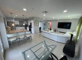 Spacious 4BR Home 5 Min from Hard Rock Stadium，位于迈阿密花园的酒店
