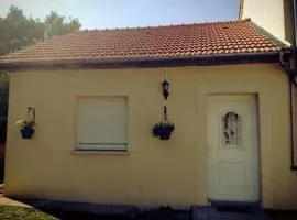 Charmant Gîte à Étain, Tout Inclus, Proche Verdun avec Terrasse et Parking - FR-1-585-3