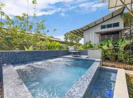 Tropic Pavilion - Breezy Designer Retreat near Beach