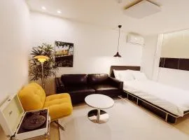 5Min Walk to Hanti Station, Gangnam City Center, Daechi Education District, Prime Location, Parking Available, Entrance Exam Friendly, Near Department Stores & Apgujeong Rodeo