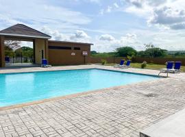 Resort Vibes Getaway - Colbeck Manor Old Harbour - Gated, pool, gym，位于Old Harbour的酒店