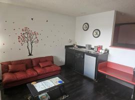 Rose City Inn & Suites，位于Oak Grove的酒店