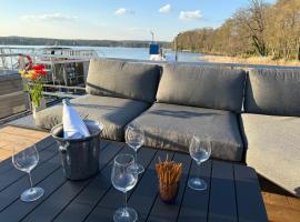 TraumZeitBoot Helmut auf dem Scharmützelsee Bad Saarow，位于巴特萨罗皮斯库夫的船屋