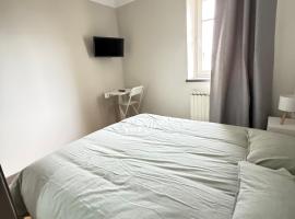 Le Gaston de Belair - Room 005 - 2nd floor - shared Kitchen，位于Ferme Thibesart的自助式住宿