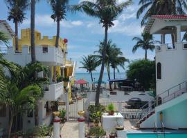 White & Yellow Castle Hotel and Resort，位于Calatagan的酒店