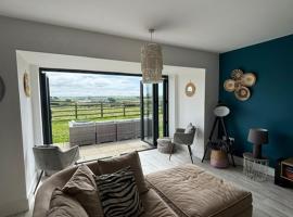 Anglesey sleeps 10 with hot tub，位于Llanfaelog的带热水浴缸的酒店