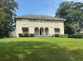 Beautiful home in MidTown，位于哥伦布的酒店