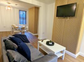 3-Bed, Sleeps 6, 1 Bath, Parking, WiFi，位于霍尔斯特德的酒店