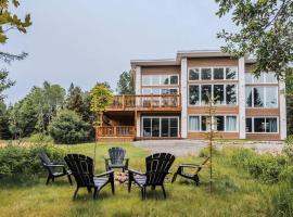 Huge Waterfront Modern Cottage on the Rouge River，位于Rivière-Rouge的酒店