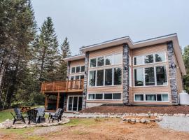 Modern Waterfront Cottage on the Rouge River & Spa，位于Rivière-Rouge的酒店