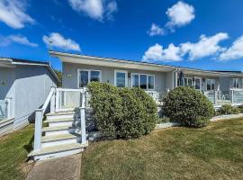 Charming Chalet On A Fantastic Holiday Park In Lowestoft Ref 12077B，位于洛斯托夫特的酒店