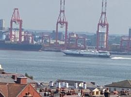 Superior, spacious apartment in New Brighton, near Liverpool，位于新布赖顿的酒店