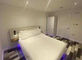 Spacious 1-Bed Apartment - Sleeps 2 & Parking