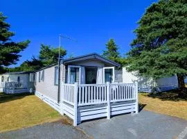 Luxury Modern Family Lodge with Pools, Linen & Activity Pass in Award-Winning Holiday Park