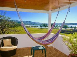 Amapola Best Beach Condo Location Views!，位于萨玛拉的酒店