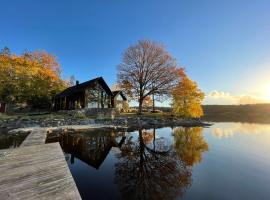 Peaceful lakefront retreat surrounded by nature，位于莱鲁姆的酒店