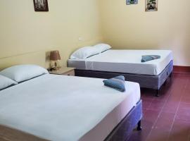 Hostal el sol，位于莱昂的带停车场的酒店