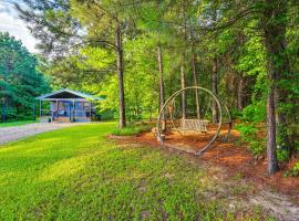 Serene Broken Bow Cabin with Fire Pit and Gas Grill!，位于布罗肯鲍的酒店