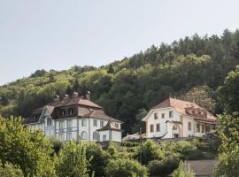 Chateau de Marnand，位于Granges-pr&egrave;s-Marnand的带泳池的酒店