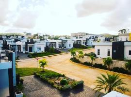 Oasis Eden Villa，位于Kupuis的带停车场的酒店