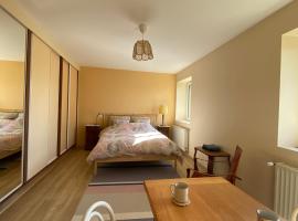 Chambre et Jardin à Anost, accés randonnées，位于Anost的酒店