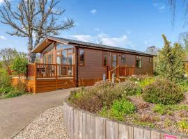 瓦尔哈姆森林度假屋，位于Holton Heath的酒店