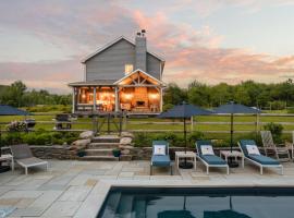 Elevated Catskills Getaway On 15-acre Private Farm，位于Parksville的酒店