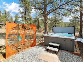 Timeless Pineview Cottage Hot Tub & Pet Friendly，位于Pine的酒店