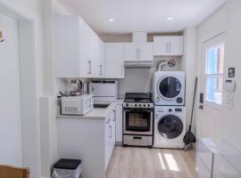 Quiet, cozy 2BR1BA near Skytrain，位于温哥华的酒店