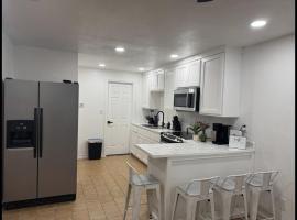 Cozy 2BR Near Downtown & Border，位于布朗斯维尔的酒店