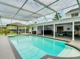 Private Pool and Yard Family Retreat in Cape Coral，位于珊瑚角的酒店