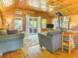 Rustic Cabin Retreat on Rangeley Lake!，位于兰奇利的酒店