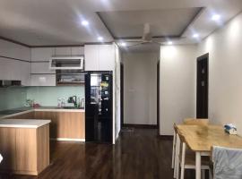 Condo ở cạnh Hồ điều hoà An bình city, cạnh Vincom, mega market，位于河内的酒店