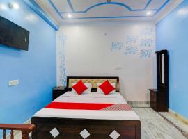 Hotel O Grand Village，位于Jhūsi的酒店