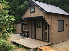The Cedar Cabin Bunkie - Cowichan Valley Bunkie Glamping，位于邓肯的酒店