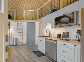 Gentry- Luxury Yurt-Cabin - Family Glamping Canyon Lake w Private Hot Tub，位于峡谷湖的酒店